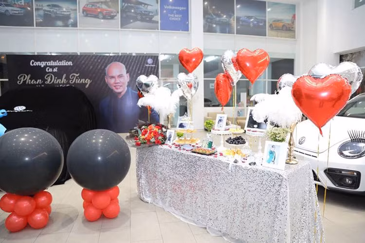 Tiguan Allspace của Phan Đình Tùng sở hữu bộ khung xe liền khối với thiết kế kết cấu thép chịu lực đặc trưng của các dòng xe Đức, cho mức độ an toàn bảo vệ hành khách gần như hoàn hảo khi có va chạm. Lưới tản nhiệt thiết kế mạnh mẽ cùng với hệ thống đèn pha và logo Volkswagen (VW) lớn. Sự góc cạnh được thể hiện thêm qua các đường cong và gân dập nổi hai bên thân xe cho cấu tạo khí động học được tối ưu nhất.