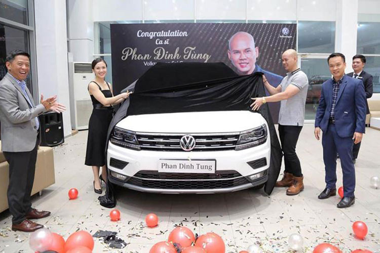 Sau khi nhận xe, Phan Đình Tùng chia sẻ: "Kiểu dáng của Tiguan Allspace vừa khoẻ khoắn mà lại rất thời trang, hơn nữa vì là xe của Đức nên Tùng rất yên tâm về độ an toàn. Tùng sẽ dùng chiếc xe cho những dịp đi show hoặc đi chơi cuối tuần cùng cả gia đình nhỏ của mình".
