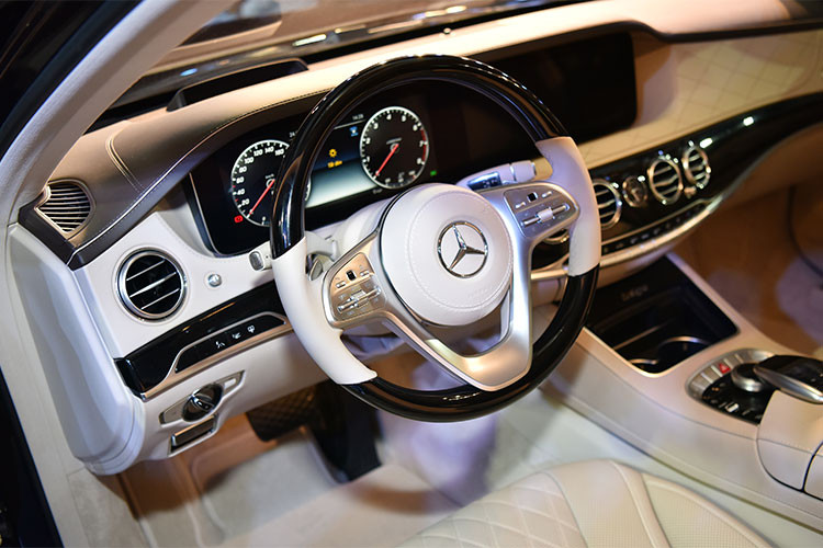 Khoang nội thất của S-Class hướng đến một không gian mở nhờ việc bố trí thông minh các cụm điều khiển và sử dụng các vật liệu cao cấp như da, gỗ, hợp kim nhôm. Phiên bản S 450 L sở hữu nội thất bọc da cao cấp cùng ốp gỗ bóng burr walnut màu nâu, phiên bản S 450 L Luxury được bọc da Nappa và ốp gỗ Piano lacquer màu đen.