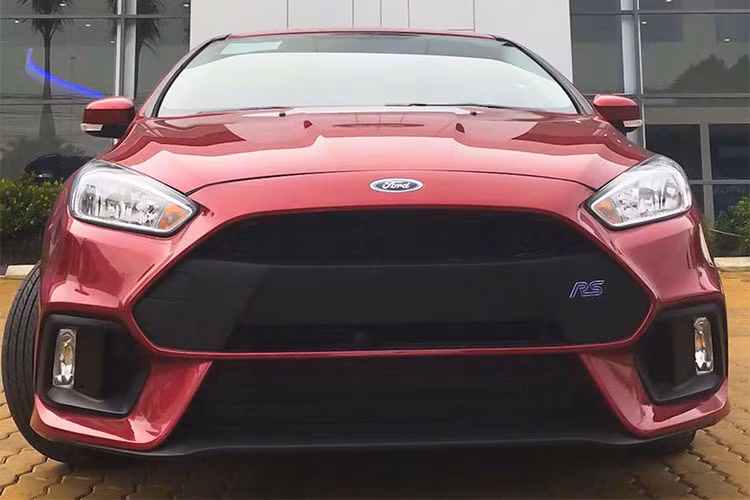 Ngoài các chi tiết độ, đại lý này vẫn giữ lại bộ mâm đa chấu nguyên bản kích thước 16 inch của xe 205/60R16; nhưng đã được sơn đen - có thể quan sat thấy bộ mâm hơi lạc lõng so với bodykit khá hầm hố này. Tuy nhiên, người mua vẫn có thể độ lên mâm lớn hơn.