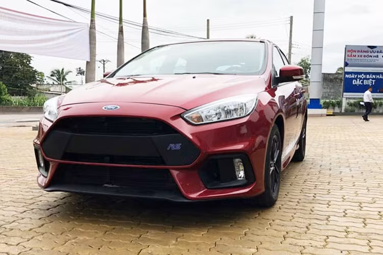 Mẫu xe Focus mới được Ford Việt Nam lắp ráp tại nhà máy ở Hải Dương, xe sở hữu động cơ EcoBoost hoàn toàn mới 1.5l 4 xi-lanh tăng áp, phun nhiên liệu trực tiếp có công suất 177 mã lực và mô-men xoắn cực đại 240 Nm và được trang bị hộp số tự động 6 cấp Select Shift. 