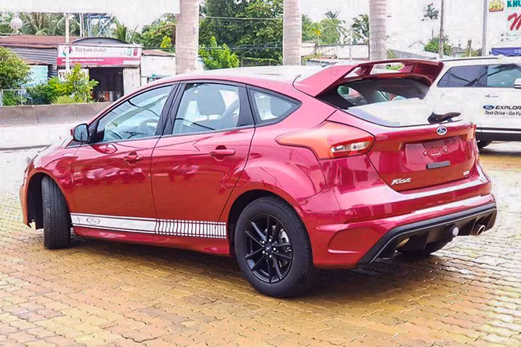 Nhằm thu hút khách hàng hơn, một đại lý xe Ford tại Tây Ninh đã thực hiện thay thế bộ bodykit RS mới cho chiếc hatchback gồm cản trước/ sau (front/rear bumper), cánh gió cỡ lớn và ốp sườn mới cho xe. Bộ bodykit RS này thậm chí còn đẹp hơn cả 2 phiên bản còn lại vì nó được thiết kế ''rập khuôn'' theo phiên bản hàng đầu của dòng xe Focus - RS.