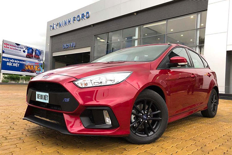 Chiếc xe Ford Focus phiên bản Trend đang sở hữu giá bán mềm nhất so với các phiên bản còn lại gồm: Sport và Titanium. Mặc dù sở hữu mức giá khá "hời" tại việt Nam, tuy nhiên doanh số của mẫu xe này lại rất thấp so với các đối thủ do không được làm mới và nâng cấp.
