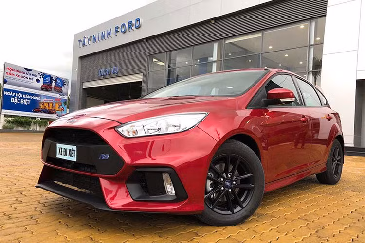 Chiếc xe Ford Focus phiên bản Trend đang sở hữu giá bán mềm nhất so với các phiên bản còn lại gồm: Sport và Titanium. Mặc dù sở hữu mức giá khá "hời" tại việt Nam, tuy nhiên doanh số của mẫu xe này lại rất thấp so với các đối thủ do không được làm mới và nâng cấp.