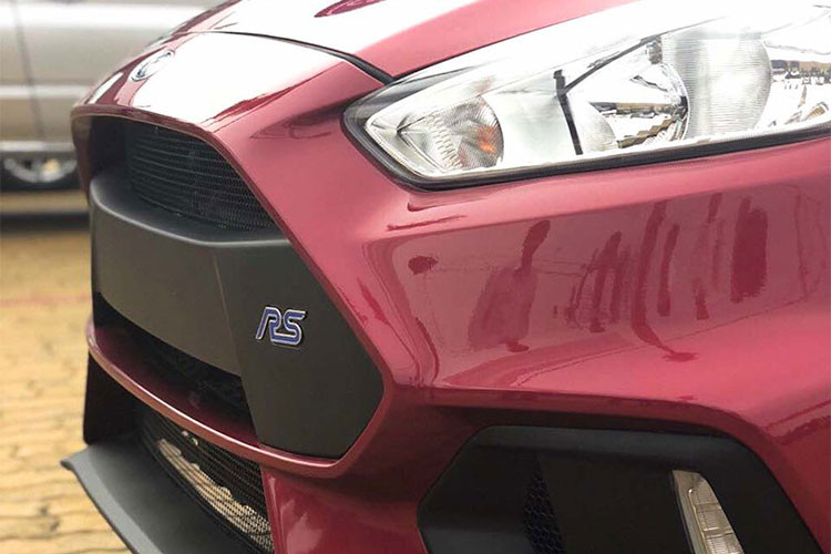 Về trang bị tiện nghi, Focus Trend độ RS này vẫn được trang bị ở mức cơ bản bao gồm: hệ thống điều hoà chỉnh tay, vô lăng có tích hợp các nút bấm nhưng không được bọc da, gương hậu điều chỉnh điện và gập điện.