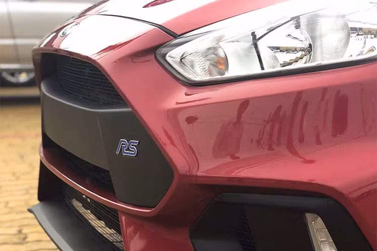 Về trang bị tiện nghi, Focus Trend độ RS này vẫn được trang bị ở mức cơ bản bao gồm: hệ thống điều hoà chỉnh tay, vô lăng có tích hợp các nút bấm nhưng không được bọc da, gương hậu điều chỉnh điện và gập điện.