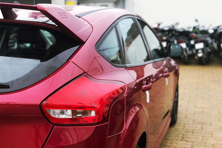 Xe không có hệ thống chìa khoá thông minh (Smart Key), nút bấm khởi động (Start/Stop), ghế bọc chỉ là dạng nỉ và không có cửa sổ trời. Các tính năng an toàn tiêu chuẩn như; hỗ trợ khởi hành ngang dốc, cân bằng điện tử ESP, trợ lực lái điện EPAS và điều khiển bằng giọng nói SYNC,...