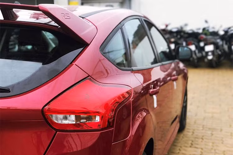 Xe không có hệ thống chìa khoá thông minh (Smart Key), nút bấm khởi động (Start/Stop), ghế bọc chỉ là dạng nỉ và không có cửa sổ trời. Các tính năng an toàn tiêu chuẩn như; hỗ trợ khởi hành ngang dốc, cân bằng điện tử ESP, trợ lực lái điện EPAS và điều khiển bằng giọng nói SYNC,...