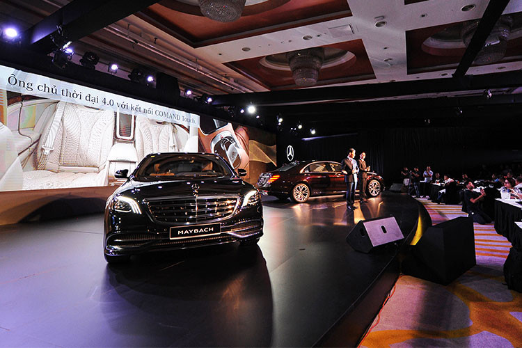 Sau một thời gian bị hoãn do các lý do khác nhau, cuối cùng thì Mercedes-Benz Việt Nam (MBV) đã chính thức trình làng 2 phiên bản S-Class 2018 cùng Mercedes-Maybach mới. Như thông tin trước đó thì các phiên bản Mercedes S-Class 2018 mới gồm S 450 L và S 450 L Luxury, cùng với đó là phiên bản siêu sang Mercedes-Maybach S 450 4MATIC.