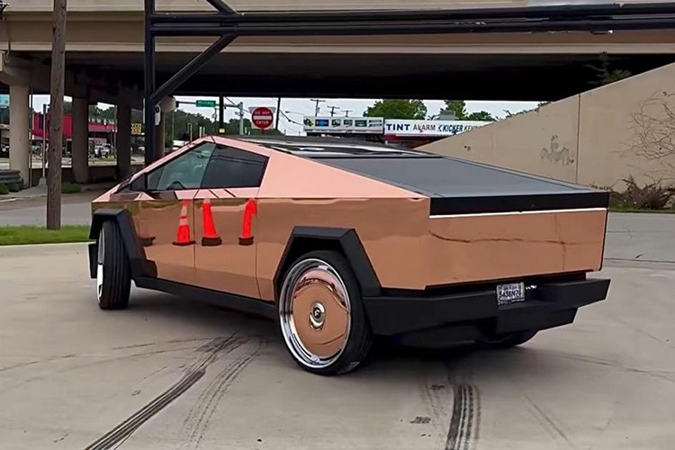 Bên cạnh dàn chân ngoại cỡ, chiếc Cybertruck này còn nổi bật với ngoại thất được hoàn thiện bằng thép không gỉ sơn vàng hồng. Mặc dù mẫu bán tải điện này chỉ có duy nhất một màu sắc, thế nhưng những chủ xe đã tìm cách khiến chiếc xe mình nổi bật hơn thông qua việc phủ các lớp sơn ngoại thất mới. 