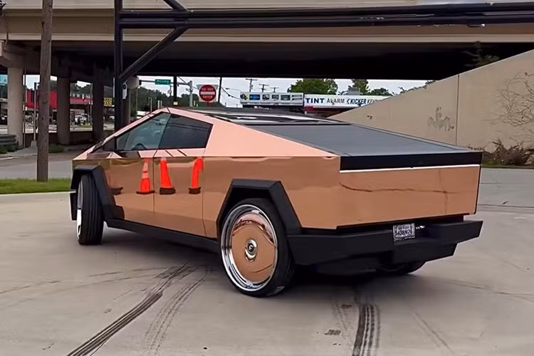 Bên cạnh dàn chân ngoại cỡ, chiếc Cybertruck này còn nổi bật với ngoại thất được hoàn thiện bằng thép không gỉ sơn vàng hồng. Mặc dù mẫu bán tải điện này chỉ có duy nhất một màu sắc, thế nhưng những chủ xe đã tìm cách khiến chiếc xe mình nổi bật hơn thông qua việc phủ các lớp sơn ngoại thất mới. 