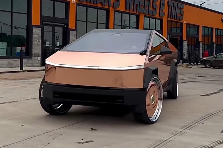 Trong đại đa số trường hợp, việc gắn một bộ mâm có kích thước quá khổ sẽ khiến chiếc xe bị mất cân đối về tỷ lệ. Tuy nhiên, đối với chiếc Tesla Cybertruck, bộ mâm này lại phù hợp đến lạ kỳ, mặc dù thiết kế la-zăng tiêu chuẩn từ nhà máy chỉ là 20 inch.