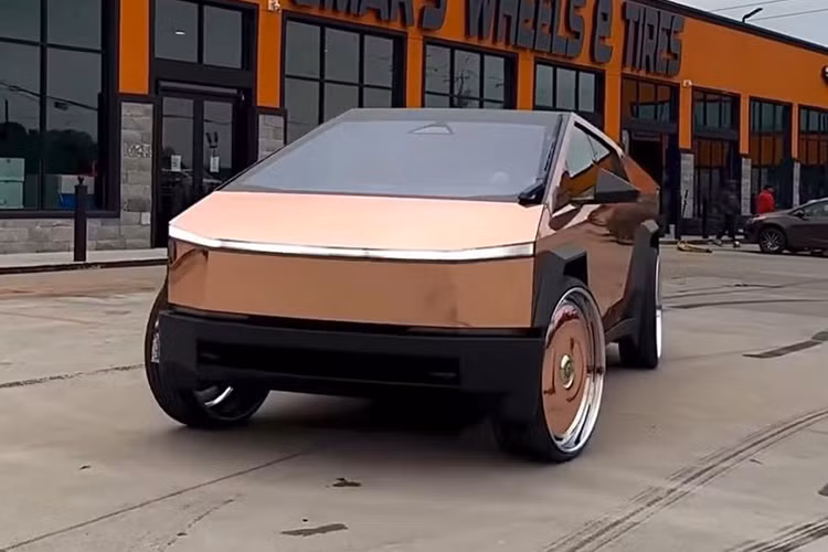 Trong đại đa số trường hợp, việc gắn một bộ mâm có kích thước quá khổ sẽ khiến chiếc xe bị mất cân đối về tỷ lệ. Tuy nhiên, đối với chiếc Tesla Cybertruck, bộ mâm này lại phù hợp đến lạ kỳ, mặc dù thiết kế la-zăng tiêu chuẩn từ nhà máy chỉ là 20 inch.