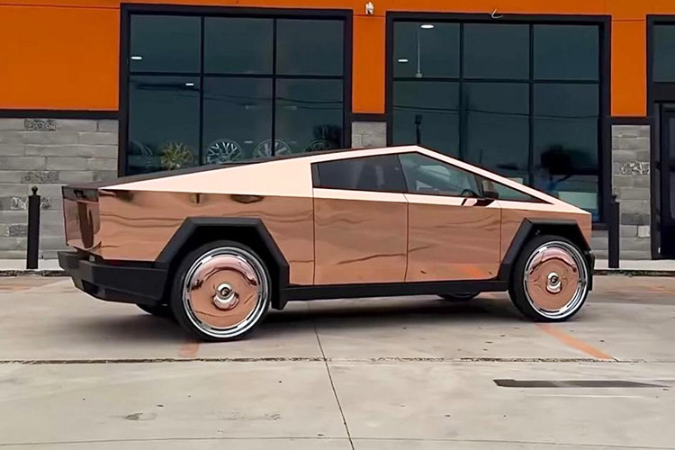 Bên cạnh đó, các hãng độ xe cũng đã nhanh chóng ra mắt bộ phụ kiện dành cho Cybertruck nhằm đáp ứng nhu cầu cá nhân hóa của khách hàng. Mới đây, Omar’s Wheels &amp; Tires – một đơn vị chuyên nâng cấp bánh xe và lốp đã trang bị cho chiếc Tesla Cybertruck bộ mâm đĩa đặc có kích thước lên tới 30 inch từ thương hiệu Forgiato.