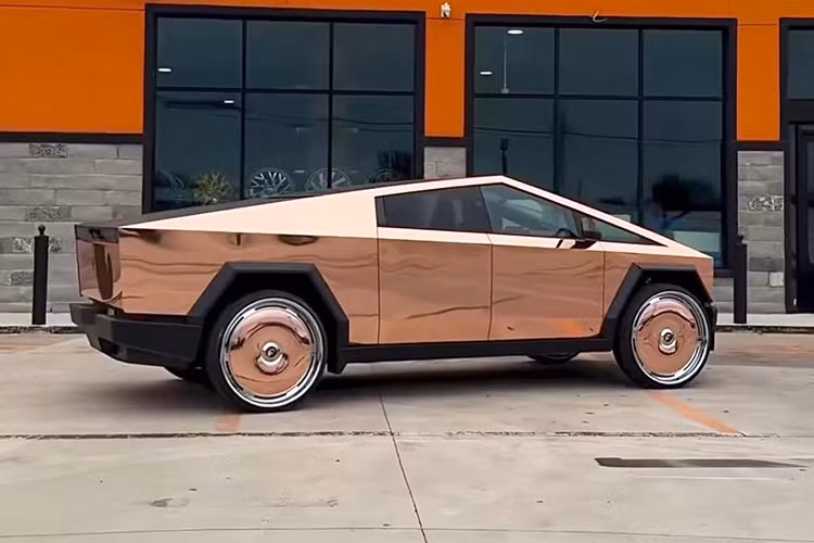 Bên cạnh đó, các hãng độ xe cũng đã nhanh chóng ra mắt bộ phụ kiện dành cho Cybertruck nhằm đáp ứng nhu cầu cá nhân hóa của khách hàng. Mới đây, Omar’s Wheels &amp; Tires – một đơn vị chuyên nâng cấp bánh xe và lốp đã trang bị cho chiếc Tesla Cybertruck bộ mâm đĩa đặc có kích thước lên tới 30 inch từ thương hiệu Forgiato.