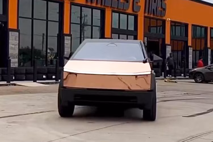 Ở bản cao cấp nhất, mẫu bán tải điện Tesla Cybertruck 2024 có công suất tối đa 845 mã lực và thời gian tăng tốc từ 0-96 km/h chỉ 2,6 giây. Cung cấp năng lượng cho xe là cụm pin lithium-ion 123kWh, cho quãng đường di chuyển đạt 547km/lần sạc hoặc 755km với gói tùy chọn tăng phạm vi hoạt động (range extender)