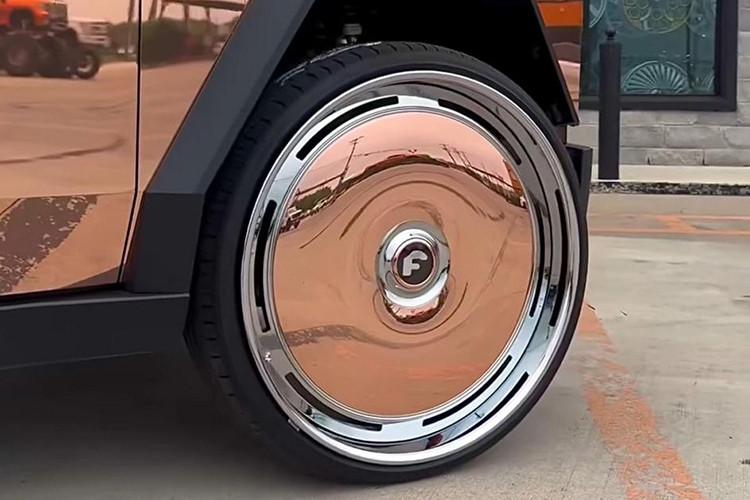 Phải thừa nhận rằng, bộ vành Forgiato này được bọc trong những chiếc lốp mỏng như tờ giấy, hoàn toàn vô dụng khi đi địa hình, nhưng chúng lại khá phù hợp để đi triển lãm ôtô hoặc di chuyển trên đường phố.