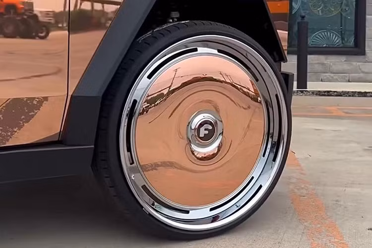 Phải thừa nhận rằng, bộ vành Forgiato này được bọc trong những chiếc lốp mỏng như tờ giấy, hoàn toàn vô dụng khi đi địa hình, nhưng chúng lại khá phù hợp để đi triển lãm ôtô hoặc di chuyển trên đường phố.