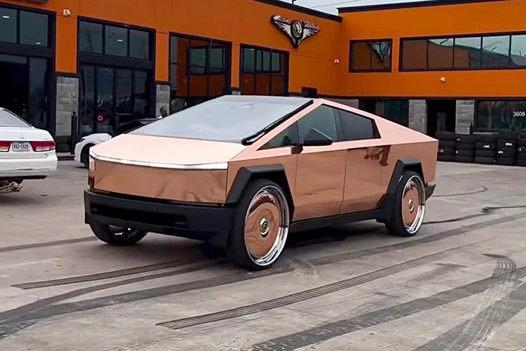 Tại thị trường Mỹ, giá xe Tesla Cybertruck 2024 dao động từ 60.990 - 99.990 USD cho 3 phiên bản. Hiện tại, 2 phiên bản AWD và Cyberbeast sẽ có mặt trên thị trường trước. Đến năm 2025, hãng Tesla mới bắt đầu bán bản RWD ra thị trường.