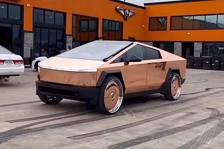 Tại thị trường Mỹ, giá xe Tesla Cybertruck 2024 dao động từ 60.990 - 99.990 USD cho 3 phiên bản. Hiện tại, 2 phiên bản AWD và Cyberbeast sẽ có mặt trên thị trường trước. Đến năm 2025, hãng Tesla mới bắt đầu bán bản RWD ra thị trường.