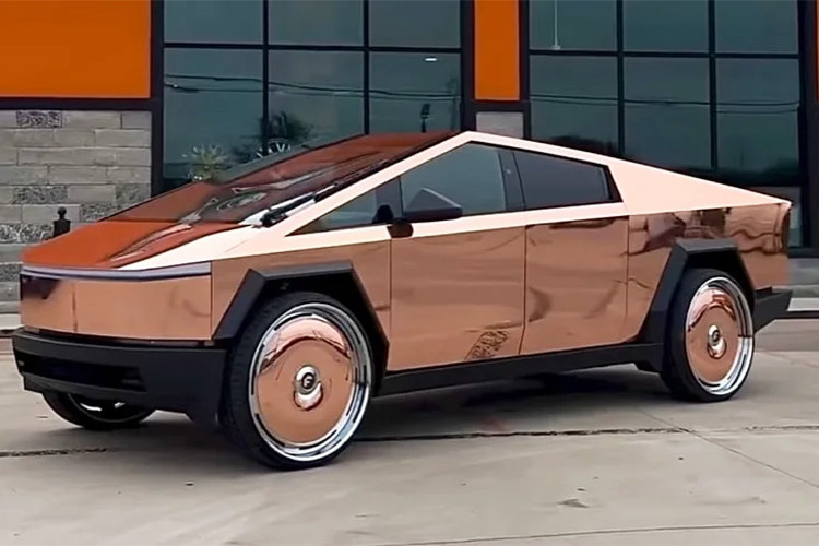 Với những đường nét vuông thành sắc cạnh được lấy cảm hứng từ chiếc Lotus Esprit S1 trong bộ phim “The Spy Who Loved Me", bán tải điện Tesla Cybertruck là một trong những mẫu xe có thiết kế kỳ lạ nhất thế giới. Ngay sau khi ra mắt, Cybertruck đã thu hút được sự quan tâm của đông đảo khách hàng, mặc dù đâu đó vẫn tồn tại một số lời phàn nàn về chất lượng xe.