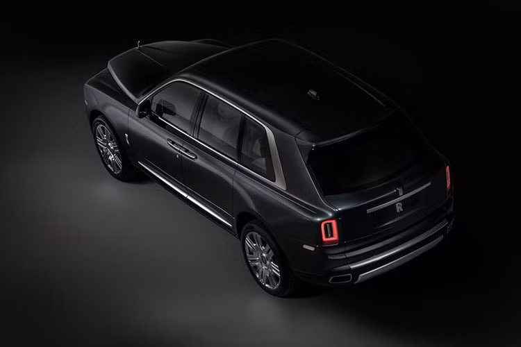 Thông thường, những khách hàng mua Rolls-Royce sẽ chi thêm tiền cho các trang bị tuỳ chọn hoặc cá nhân hóa chiếc xe của mình nên giá bán thực tế của Cullinan tại Việt Nam sẽ còn đội lên rất nhiều so với nguyên bản. Dự tính, các khách hàng muốn sở hữu SUV siêu sang Rolls-Royce Cullinan tại Việt Nam sẽ phải chờ đến nửa cuối năm 2018 này.