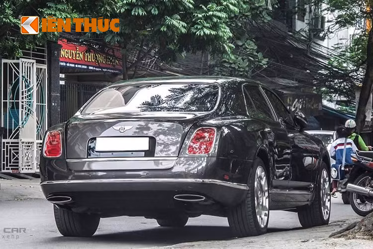 Bentley Mulsanne sở hữu khối động cơ tăng áp kép V8 6.75 lít công suất 505 mã lực và mô-men xoắn cực đại lến tới 1000Nm, được kết hợp với hộp số tự động 8 cấp. Nó chỉ mất 5,1 giây để cán mốc 100km/h tính từ vạch xuất phát.