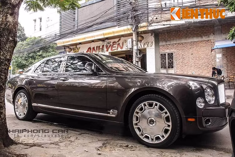 Xe sở hữu khoang nội thất sang trọng bậc nhất với vô lăng bọc da kết hợp gỗ sang trọng. Bên cạnh đó, hệ thống đa phương tiện của xe còn được trang bị đầy đủ các tính năng cùng bộ nhớ trong 60Gb, màn hình 8 inch và hệ thống âm thanh 14 loa...