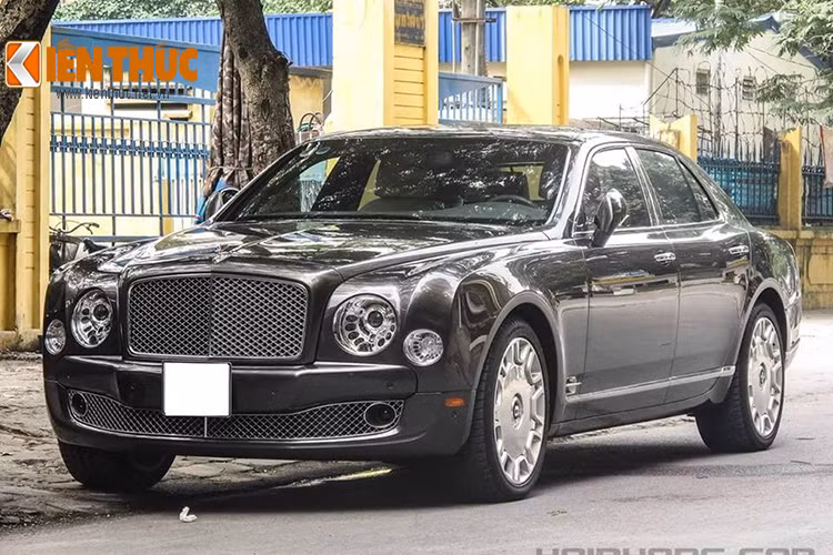 Chiếc Bentley Mulsanne tại Hải Phòng là xế sang thương hiệu Anh quốc, nó được sinh ra để cạnh tranh trực tiếp với người đồng hương Rolls-Royce Ghost bởi nó cùng mang thiết kế cổ điển, sang trọng nhưng vẫn mạnh mẽ ở các đường cong cơ bắp và đuôi xe.