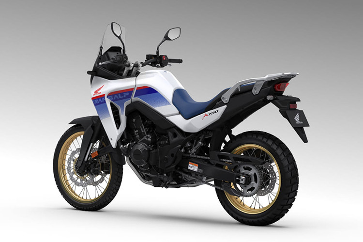 Điểm đáng chú ý trên Honda Transalp 750 là khối động cơ 2 xi-lanh thẳng hàng 755cc hoàn toàn mới có thiết kế nhỏ gọn. Bên trong hai trục khuỷu tạo với nhau một góc 270º mang tới âm thanh giống máy V-Twin.