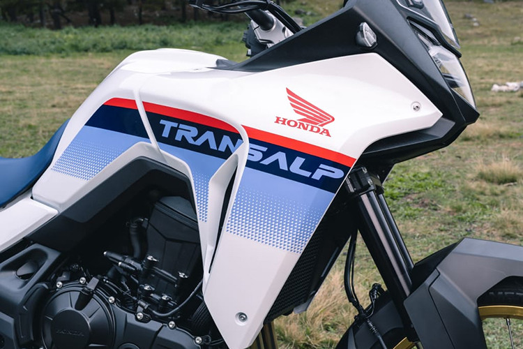 Honda trang bị cho Transalp 750 màn hình TFT kích thước 5inch đi kèm tính năng kết nối với điện thoại thông minh. Xe được cung cấp 4 chế độ lái: Standard, Rain, Gravel và Rider Mode. Mỗi chế độ sẽ có những can thiệp khác nhau của các công nghệ hỗ trợ người lái như phanh động cơ, kiểm soát lực kéo, ABS và sức mạnh động cơ.