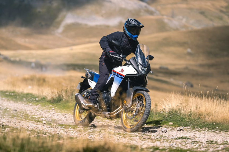 Mẫu xe phân khối lớn Honda Transalp 2023 nhập khẩu nguyên chiếc từ Nhật Bản sẽ được bán ra từ ngày 27/9/2023 tại hệ thống Cửa hàng xe Phân khối lớn Honda với chế độ bảo hành 2 năm và không giới hạn kilomet.