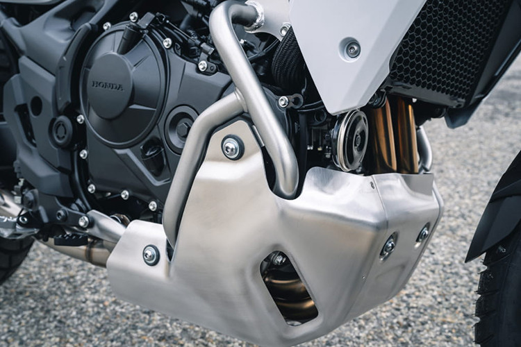 Sau khi ra mắt tại, Honda Transalp 750 trở thành mẫu xe có giá bán dễ tiếp cận nhất so với các đối thủ trong phân khúc adventure cỡ trung tại thị trường Việt Nam. Bên cạnh đó, xe cũng sở hữu nhiều trang bị hiện đại vượt trội so với một số đối thủ khác.