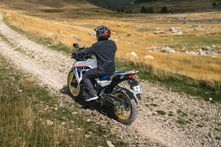 Giá xe Honda Transalp 750 2023 có mức niêm yết chính hãng là 307 triệu đồng tại Việt Nam với 2 tùy chọn màu sắc và được phân phối tại các đại lý Honda Bigbike Việt Nam. 