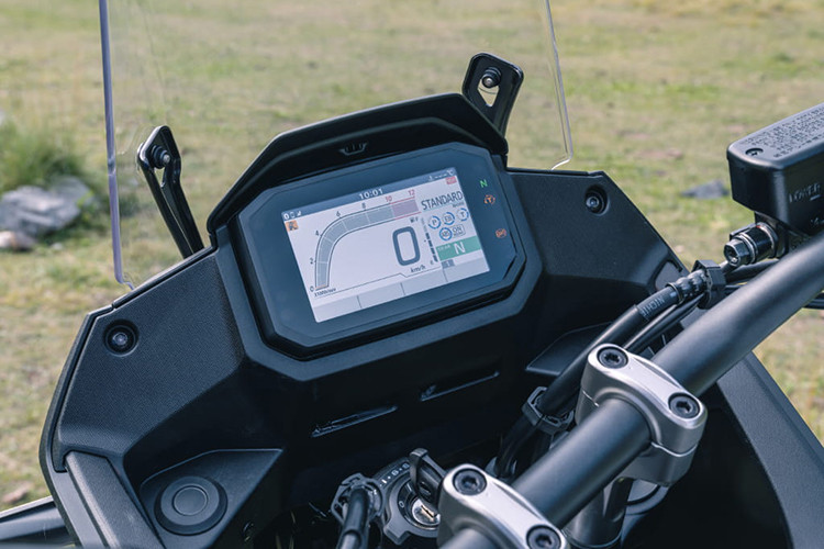 Ngoài ra, động cơ còn được trang bị công nghệ Unicam với trục cam đơn và piston được phủ lớp Niken-SiC. Hệ thống treo trên Honda Transalp 750 sử dụng của thương hiệu Showa bao gồm giảm xóc trước USD đường kính 43mm hành trình 200mm và phuộc sau Pro-link hành trình 190mm.