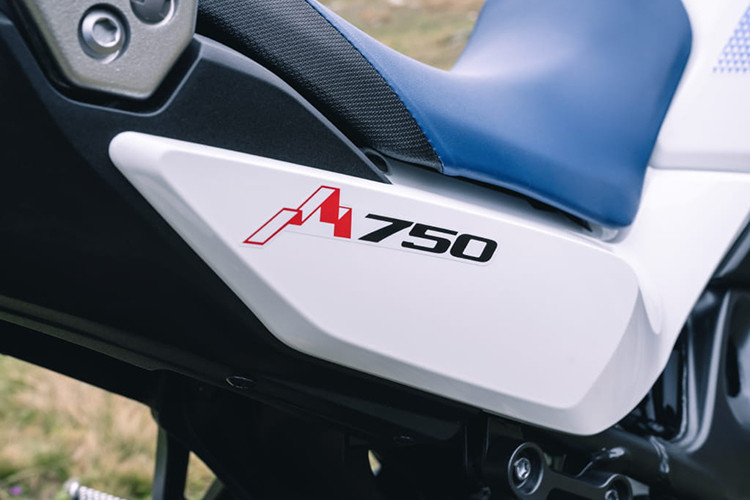 Cặp vành trang bị trên xe có kích thước 21inch phía trước và 18inch phía sau. Hệ thống phanh gồm 2 kẹp phanh trước 2 piston đi kèm đĩa 310mm và kẹp phanh sau 1 piston đi kèm đĩa 256mm.