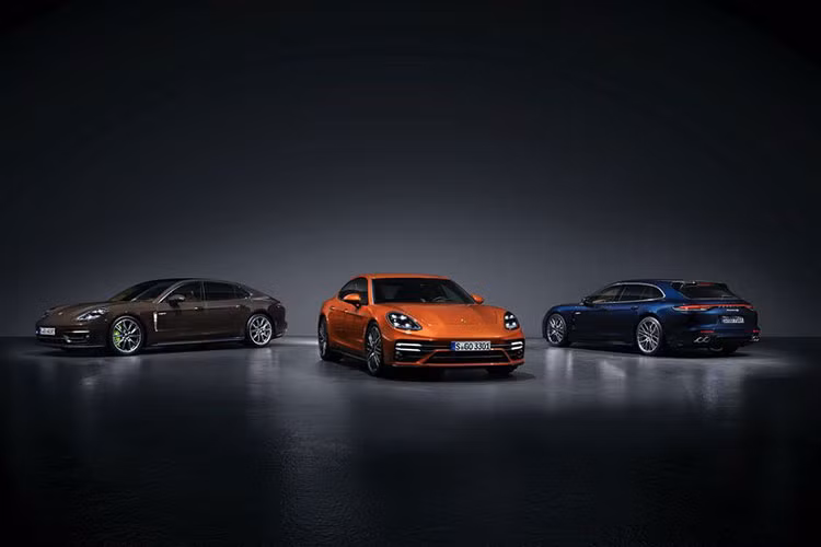 "Kỳ phùng địch thủ" của AMG GT 63 S chính là Porsche Panamera Turbo S, mẫu xe này đã từng "soán ngôi" của AMG GT 63 S tại đường đua Nuburgring. Xe cũng dùng động cơ tăng áp kép V8 4.0L cho 620 mã lực và 820 Nm, giúp xe tăng tốc 0 - 100 km/h chỉ trong 2,9 giây trước khi cán vận tốc cực đại 315 km/h.