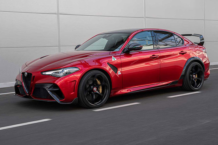 Bên cạnh hiệu suất đáng nể, Giulia Quadrifoglio còn gây ấn tượng với thiết kế đậm chất Ý cùng khoang cabin vô cùng sống động. Giulia Quadrifoglio hiện vẫn chưa có bản cập nhật mới, xe có giá từ 74.500 USD tại thị trường Mỹ.