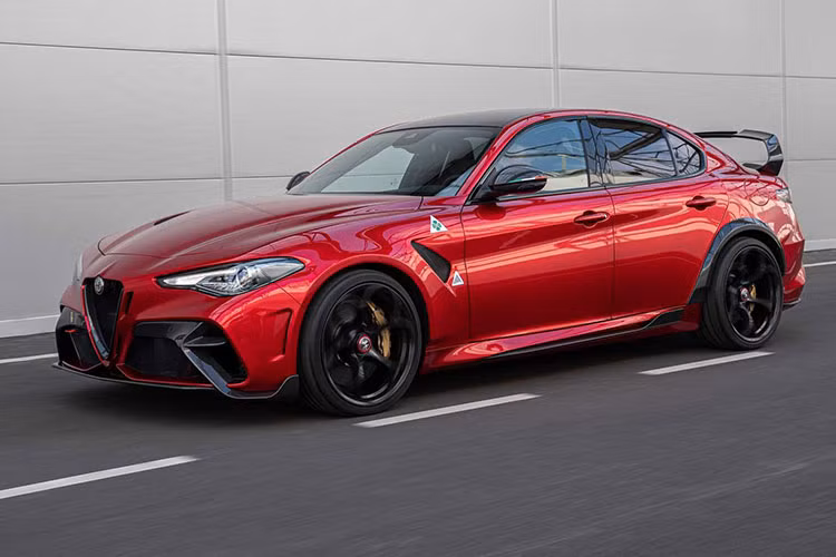 Bên cạnh hiệu suất đáng nể, Giulia Quadrifoglio còn gây ấn tượng với thiết kế đậm chất Ý cùng khoang cabin vô cùng sống động. Giulia Quadrifoglio hiện vẫn chưa có bản cập nhật mới, xe có giá từ 74.500 USD tại thị trường Mỹ.