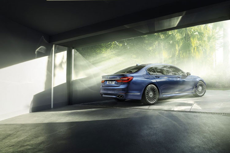 Nhưng hệ truyền động của xe thì đã được đưa lên một đẳng cấp mới. BMW Alpina B7 được trang bị động cơ tăng áp kép V8 4.4L sản sinh công suất 600 mã lực và mô-men xoắn cực đại 800 Nm. Xe chỉ cần 3,5 giây để tăng tốc 0-100 km/h, tốc độ tối đa chạm mức 330 km/h. Tại Mỹ, một chiếc Alpina B7 có giá từ 141.700 USD.