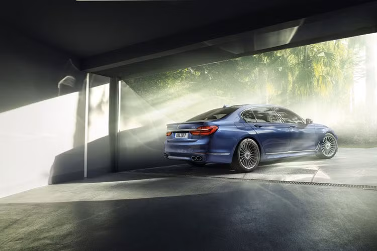 Nhưng hệ truyền động của xe thì đã được đưa lên một đẳng cấp mới. BMW Alpina B7 được trang bị động cơ tăng áp kép V8 4.4L sản sinh công suất 600 mã lực và mô-men xoắn cực đại 800 Nm. Xe chỉ cần 3,5 giây để tăng tốc 0-100 km/h, tốc độ tối đa chạm mức 330 km/h. Tại Mỹ, một chiếc Alpina B7 có giá từ 141.700 USD.