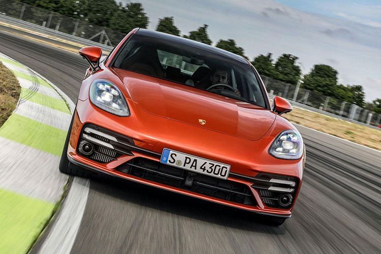 Giống như mọi chiếc Panamera 2021 khác, Panamera Turbo S mới sở hữu kiểu dáng đẹp mắt và cao cấp, nội thất xe rất tiên tiến và khung gầm được nâng cấp để mang đến sự hòa hợp tuyệt vời hơn giữa sự thoải mái và cảm giác lái thể thao, phấn khích. Xe có giá từ 108.000 USD.