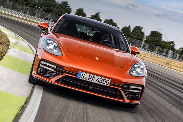 Giống như mọi chiếc Panamera 2021 khác, Panamera Turbo S mới sở hữu kiểu dáng đẹp mắt và cao cấp, nội thất xe rất tiên tiến và khung gầm được nâng cấp để mang đến sự hòa hợp tuyệt vời hơn giữa sự thoải mái và cảm giác lái thể thao, phấn khích. Xe có giá từ 108.000 USD.