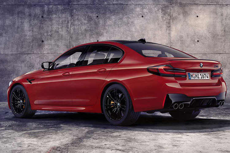 BMW M5 Competition 2021 mới có kiểu dáng thể thao cuốn hút cùng khoang nội thất bọc da cao cấp kết hợp với nhiều chi tiết ốp nhôm cao cấp. Chiếc sedan mạnh mẽ lại càng hấp dẫn hơn khi có thêm gói nâng cấp ngoại thất M Performance Parts. Tại Mỹ, M5 Competition mới có giá từ 111.100 USD.