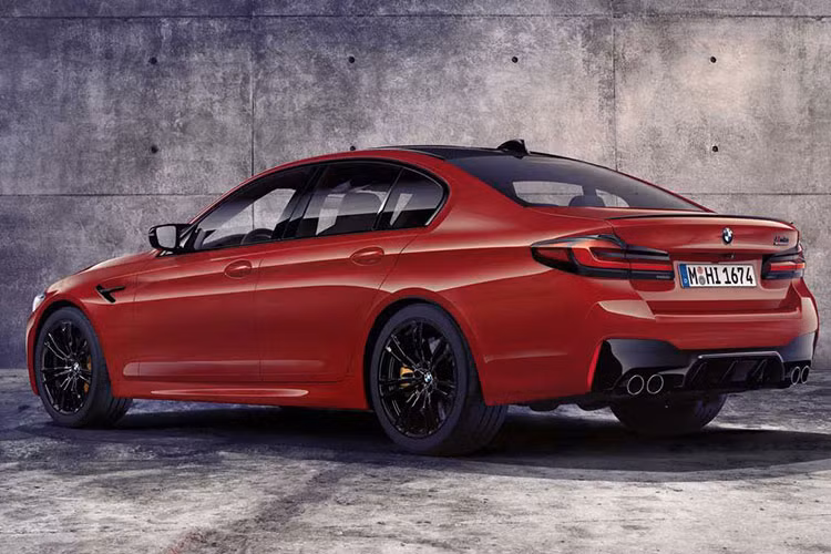 BMW M5 Competition 2021 mới có kiểu dáng thể thao cuốn hút cùng khoang nội thất bọc da cao cấp kết hợp với nhiều chi tiết ốp nhôm cao cấp. Chiếc sedan mạnh mẽ lại càng hấp dẫn hơn khi có thêm gói nâng cấp ngoại thất M Performance Parts. Tại Mỹ, M5 Competition mới có giá từ 111.100 USD.