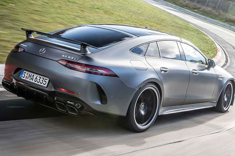 Xe được trang bị khối động cơ tăng áp kép V8 4.0L, được tinh chỉnh để sản sinh công suất lên tới 630 mã lực và mô-men xoắn cực đại 800 Nm. Sức mạnh được gửi đến bánh xe thông qua hộp số tự động 8 cấp và hệ dẫn động 4 bánh toàn thời gian giúp "siêu sedan" chỉ tốn 3,2 giây để chạy nước rút từ 0 - 100 km/h, trước khi cán tốc độ tối đa 315 km/h.