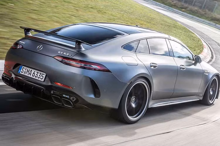 Xe được trang bị khối động cơ tăng áp kép V8 4.0L, được tinh chỉnh để sản sinh công suất lên tới 630 mã lực và mô-men xoắn cực đại 800 Nm. Sức mạnh được gửi đến bánh xe thông qua hộp số tự động 8 cấp và hệ dẫn động 4 bánh toàn thời gian giúp "siêu sedan" chỉ tốn 3,2 giây để chạy nước rút từ 0 - 100 km/h, trước khi cán tốc độ tối đa 315 km/h.