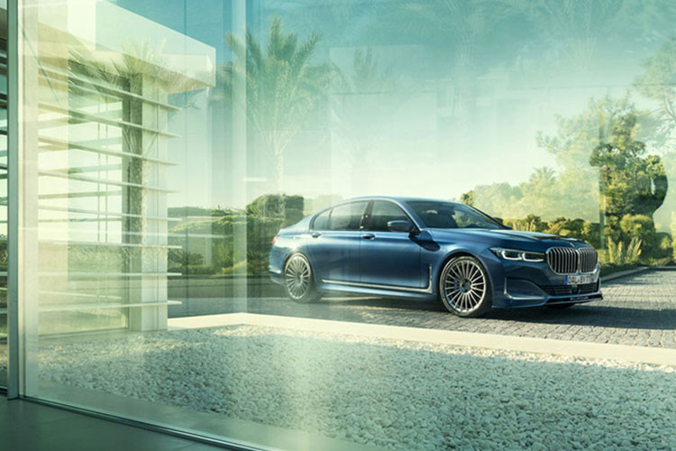 Thiết kế tổng thể của Alpina B7 không mang quá nhiều sự khác biệt so với nguyên mẫu 7-Series LCI mới. Chiếc xe vẫn sở hữu gương mặt nổi bật với hai "lỗ mũi" to mạ crome sáng bóng ở chính giữa, cặp đèn chiếu sáng với công nghệ Laser hiện đại, bộ cản dưới thể thao với tính khí động học...