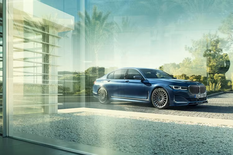 Thiết kế tổng thể của Alpina B7 không mang quá nhiều sự khác biệt so với nguyên mẫu 7-Series LCI mới. Chiếc xe vẫn sở hữu gương mặt nổi bật với hai "lỗ mũi" to mạ crome sáng bóng ở chính giữa, cặp đèn chiếu sáng với công nghệ Laser hiện đại, bộ cản dưới thể thao với tính khí động học...