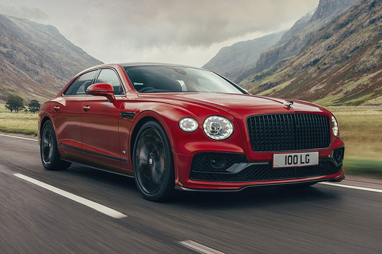 Flying Spur 2020 còn được trang bị thêm 2 màn hình giải trí 15 inch cho hàng ghế sau, cho phép hành khách có thể tương tác và điều chỉnh các chức năng trong khoang nội thất như điều hòa, định vị và dẫn đường, sưởi ấm/thông gió/massage trên ghế ngồi. Với động cơ xăng tăng áp kép W12 6.0L, Bentley Flying Spur có được sức mạnh 626 mã lực và momen xoắn cực đại 900 Nm, giúp chiếc sedan siêu sang nặng 2435 kg tăng tốc 0 - 100 km/h trong 3,7 giây trước khi cán mốc 333 km/h. Xe có giá bán khởi điểm từ 216.400 USD.